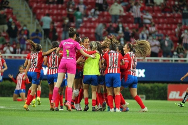 Chivas femenil celebrando su pase a la final