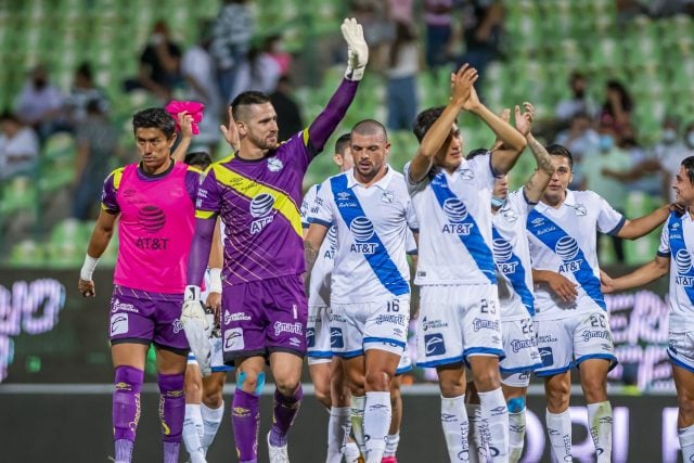 Jugadores del Puebla agradeciendo tras su partido del fin de semana ante Santos