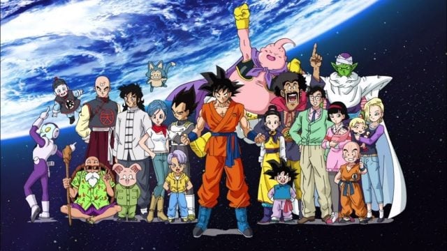 Aparecen los personajes de dragon ball super reunidos y en el fondo se ve la tierra, todos posan como si se tratara de una foto