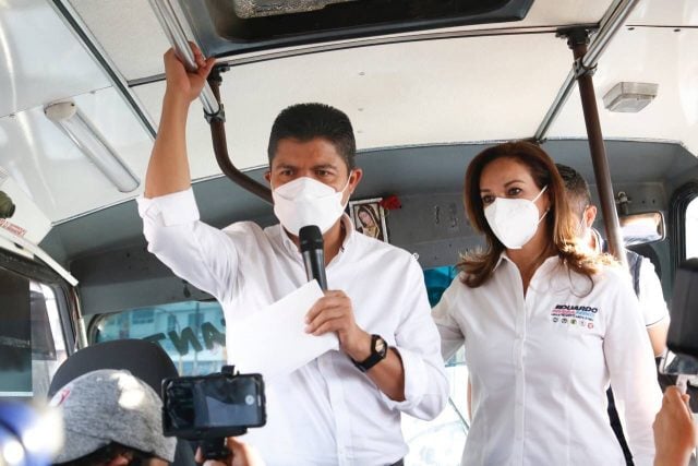 Eduardo Rivera en unidad del transporte público