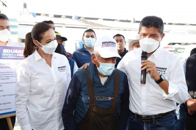 Eduardo Rivera, candidato del PAN y PRI, en la Central de Abasto