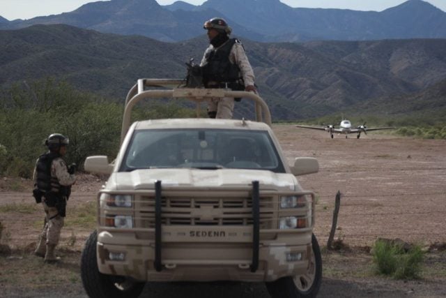 Elementos de la Guardia Nacional en camino de terracería