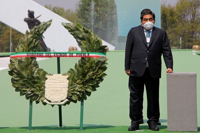 El gobernador Miguel Barbosa rindiendo homenaje en el mausoleo de Zaragoza