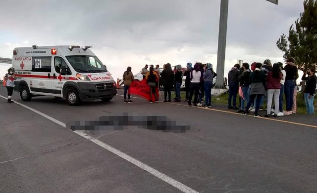 Mueren dos normalistas al intentar obtener bebidas de un tráiler en movimiento