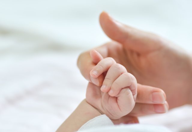 Aprueban en general la extensión del postnatal de emergencia