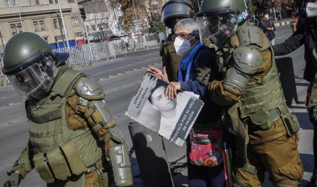 (Video) Carabineros reprime manifestación pacífica en apoyo a la Ley de Indulto