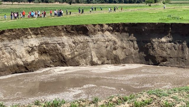 Crece socavón en tierras de cultivo de Santa María Zacatepec