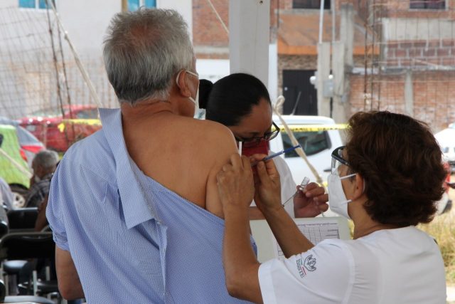 Un adulto mayor recibe la segunda dosis de la vacuna contra la Covid-19