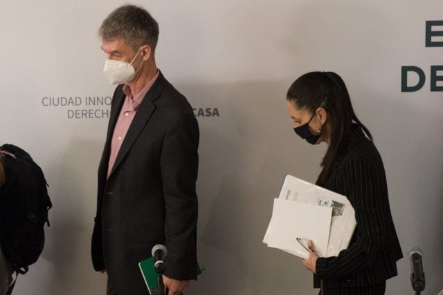 CIUDAD DE MÉXICO, 16JUNIO2021.- Claudia Sheinbaum Pardo, Jefa de Gobierno; Alberto Esteva, secretario de Obras, y Eckhard Hinrichsen, director general DNV México, durante la entrega de la primera fase de los peritajes sobre el accidente en la estación Olivos de la Línea 12 realizada por la empresa noruega. FOTO: MOISÉS PABLO/CUARTOSCURO.COM