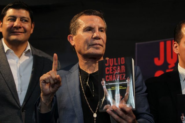 El boxeador mexicano Julio César Chávez se despidió en pelea de exhibición