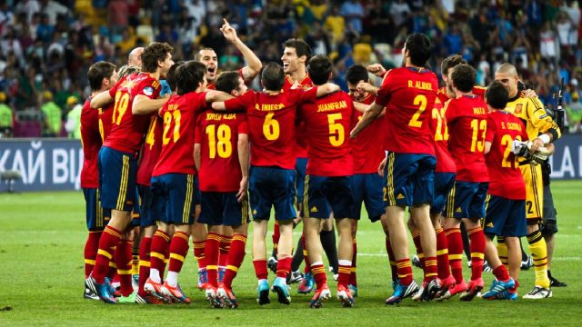 Vacunación privilegiada de la selección nacional de fútbol genera conmoción en España