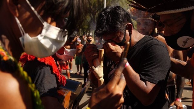 (Videos) Policía reprime protesta indígena en Brasilia