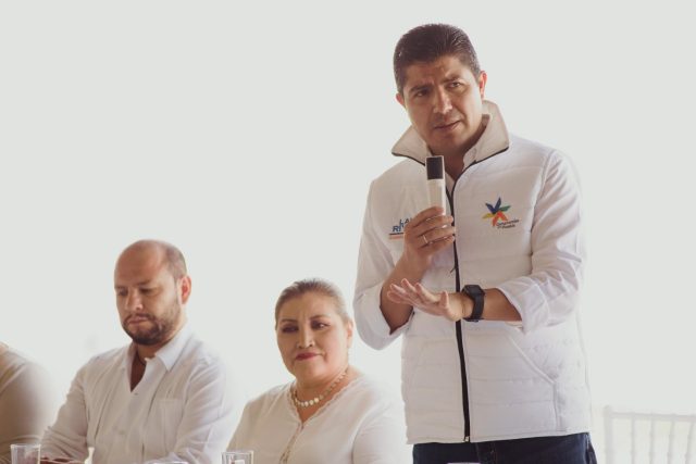 Eduardo Rivera durante la campaña con el chaleco de Compromiso por Puebla