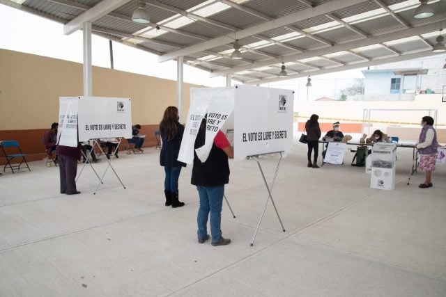 Personas votando