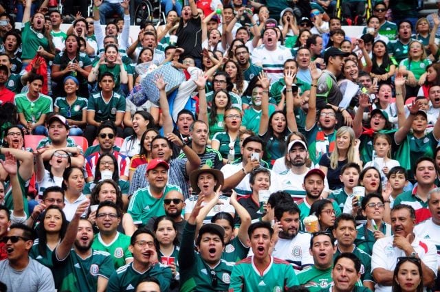 Afición gritando "puto" en un partido de México