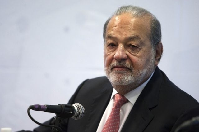 se ve a carlos slim viendo a la camara con cara inexpresiva