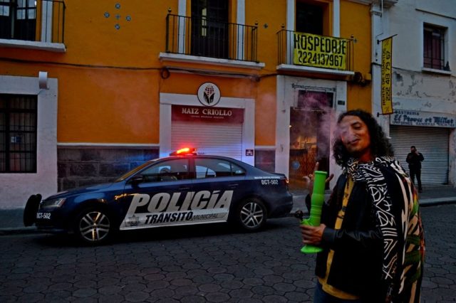 Joven fumando marihuana