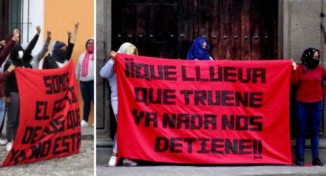 Normalistas de Teteles manifestándose afuera de Casa Aguayo