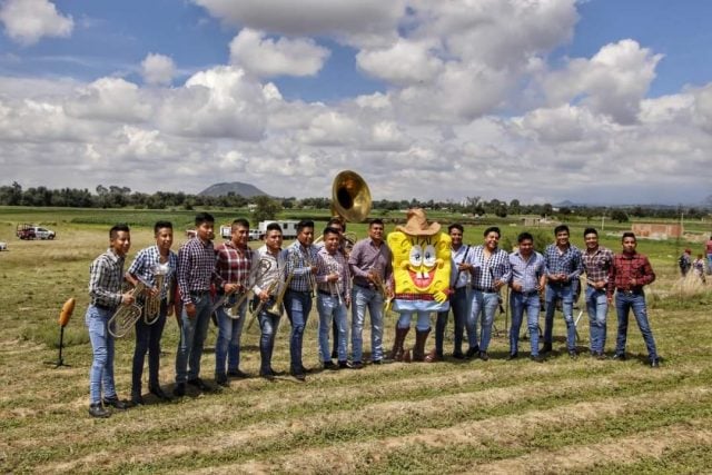 Grupos musicales ignoran alertas sobre socavón y graban videos