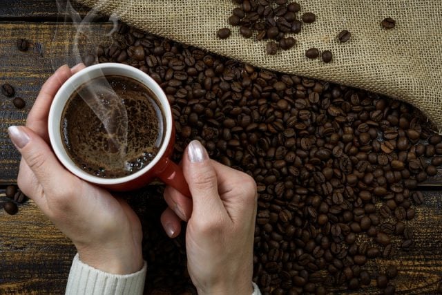 ¿Ayuda el consumo diario de café a reducir el riesgo de contraer COVID-19?