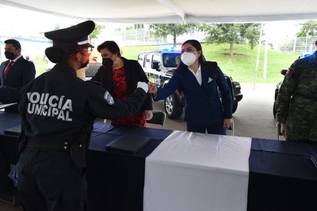 Claudia Rivera recibiendo a la 29 generación de policías