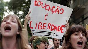 Masivas protestas contra los recortes en la educación desafiaron a Bolsonaro  en todo Brasil - Infobae