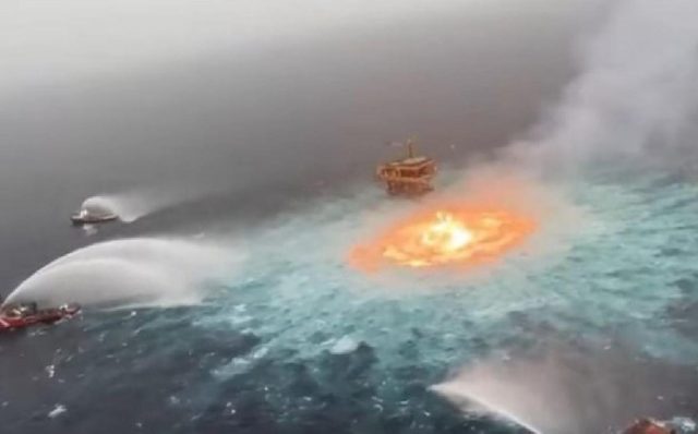 Reportan incendio sobre el mar por fuga de Pemex, lo nombran el “Ojo de Fuego”