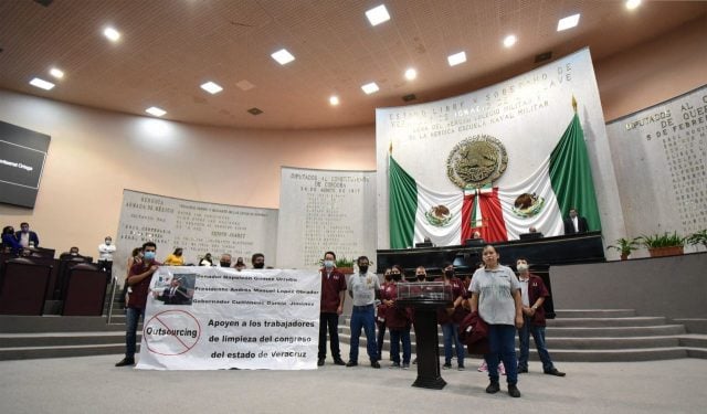 Protesta de trabajadores a favor de la Ley de Outsourcing