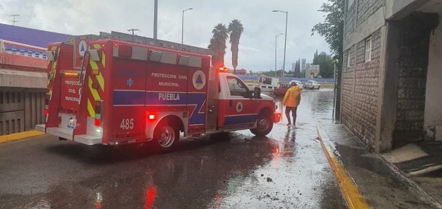 Protección Civil ayudando a un auto varado