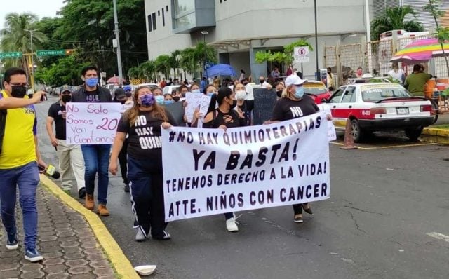 Manifestación de padres y madres de niños con cáncer