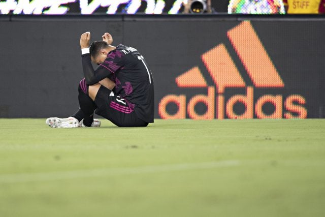 Rogelio Funes Mori festejando su primer gol con la selección mexicana