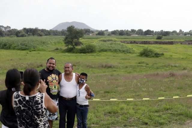 Familia tomándose una foto en el socavón