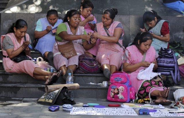 CUERNAVACA, MORELOS, 28JUNIO2016.- Aun cuando tienen prohibido vender sus artesanías, mujeres indígenas de Guerrero y Estado de México se instalaron en las escaleras del callejón de correos. Desde el pasado lunes las artesanas no pueden vender sus productos, por ello este día se manifestaron elaborando sus artesanías, al sitio llego policía del Mando Único de la capital solo para observarlas. También recaudaron firmas para exigir que no sean discriminadas, ya que tienen más de 40 años de vender sus productos en una esquina de la plaza de armas, que actualmente está en remodelación.FOTO: MARGARITO PÉREZ RETANA /CUARTOSCURO.COM