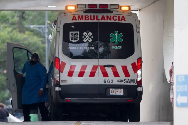 CIUDAD DE MÉXICO, 07AGOSTO2021.- Pacientes con síntomas de Covid-19 acompañados de sus familiares acudieron al Área de Urgencias del Hospital General Antonio de Mucha Macias "Venados". Ayer se regresó a Semáforo Rojo por la alsa de contagios de Covid-19 y hospitalizaciones a causa de esta enfermedad. FOTO: GRACIELA LÓPEZ /CUARTOSCURO.COM