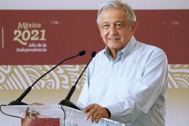 Complace a AMLO la buena participación en la consulta