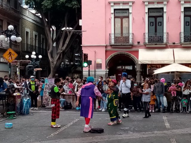 Comuna analiza instalación de payasos en zócalo de Puebla 