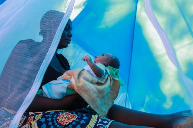 TAPACHULA, CHIAPAS. 07SEPTIEMBRE2019.- Una bebé nació este día en las inmediaciones de la Estación Migratoria Siglo XXI, en donde cientos de migrantes africanos continuan albergando el lugar mientras solicitan libre tránsito por territorio mexicano. FOTO: DAMIÁN SÁNCHEZ /CUARTOSCURO.COM