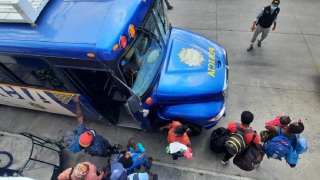 (Fotos y video) Rescatan a más de 100 migrantes abandonados en Guatemala