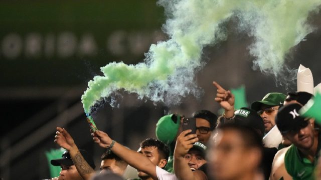 (Fotos y video) Partido de fútbol en Bogotá termina en encuentro violento entre la fanaticada