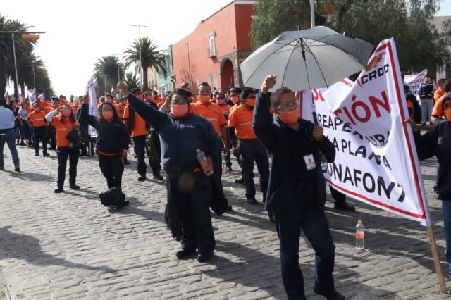 Se manifiestan trabajadores de Bonafont en Casa Aguayo, exigen reapertura de la planta