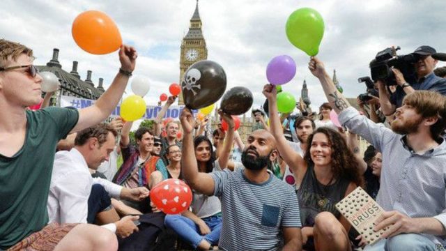 «Gas de la risa» causa preocupación en Gran Bretaña por su popularidad entre los jóvenes