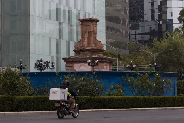 CIUDAD DE MÉXICO, 13OCTUBRE2020.- El pedestal sobre el que reposaba la estatua de Cristóbal Colón, del escultor francés Charles Cordier, luce vació, el gobierno capitalino señaló que su retirada no respondió a las convocatoria de organizaciones sociales que llamaban a derribarlo por el Día de la Raza, si no que fue para ser sometido a un proceso de remozamiento. Sin embargo algunas voces que de la sociedad civil señalan que su estatua ya no debería regresar por lo que significó para la sociedad prehispánica la llegada de los europeos a América. FOTO: MOISÉS PABLO/CUARTOSCURO.COM