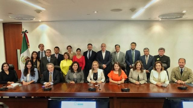 Senadores del PAN y ultraderecha española firman alianza contra avance del comunismo