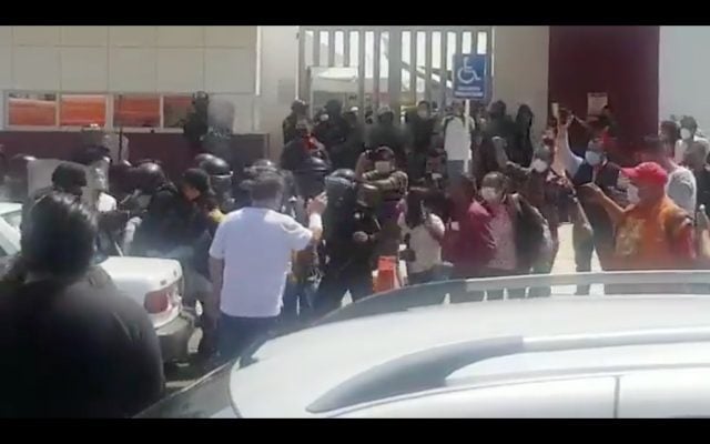 Protestan maestros de Tecamachalco en las instalaciones de la SEP Puebla; sobreviene contundente respuesta policiaca