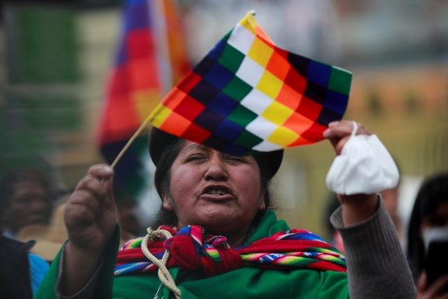 Asambleístas cruceños de la derecha ofenden a la wiphala y los bolivianos salen en su defensa