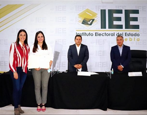 Entrega constancia IEE Melissa Jauli