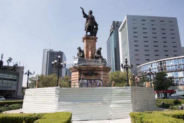 CIUDAD DE MÉXICO, 26NOVIEMBRE2019.- Pintas en los monumentos a Cuitláhuac y a Cristobal Colón, así como en Paseo de la Reforma, es el resultado de la vandalización de las mujeres encapuchadas que se hicieron presentes en la Marcha en contra de la erradicación de la Violencia contra las Mujeres. FOTO: VICTORIA VALTIERRA /CUARTOSCURO.COM