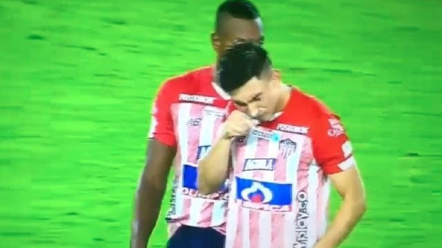 En Colombia investigan a futbolistas del Junior de Barranquilla por inhalar sustancia en pleno partido