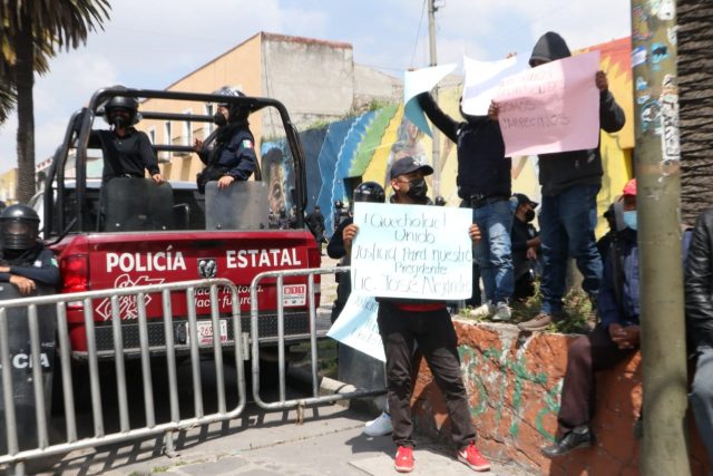 Pobladores de Palmarito protestan frente a Casa Aguayo contra detención de alcalde de Quecholac, hermano de ‘El Toñín’