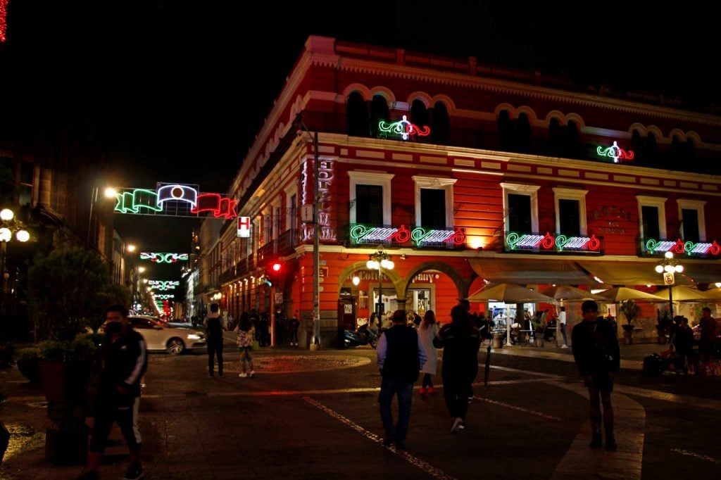 personas caminan por el centro histórico